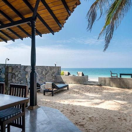 Blue Parrot Beach Villa أمبالانغودا المظهر الخارجي الصورة